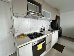 O bucătărie sau chicinetă la Apartamento ciudad Jardin Barranquilla