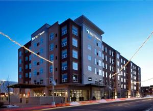 莱克伍德Hyatt House Denver Lakewood Belmar的街道拐角处的建筑物
