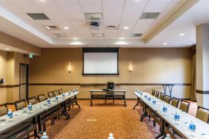 莱克伍德Hyatt House Denver Lakewood Belmar的一间会议室,配有桌椅和屏幕 更多37张照片
