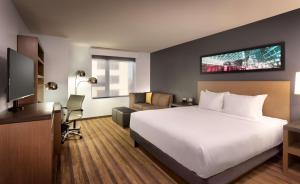波特蘭的住宿－波特蘭/市中心Hyatt house酒店，酒店客房设有一张大床和一台电视机。
