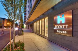een gebouw met een bord aan de zijkant bij Hyatt House Portland / Downtown in Portland