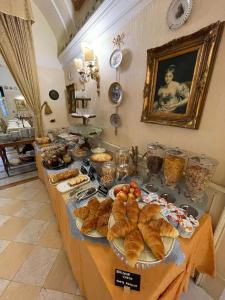 - un buffet de pain et de viennoiseries sur une table dans l'établissement Ai Savoia B&B - Guest House, à Turin