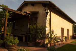 una casa con piante in vaso davanti di Podere Turicchio a Orbetello