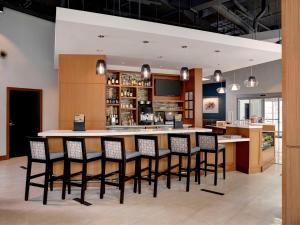 a bar with chairs and a counter in a room at Hyatt Place Arlington Courthouse in Arlington