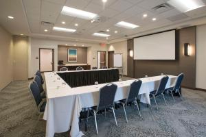 ein großer Konferenzraum mit einem langen Tisch und Stühlen in der Unterkunft Hyatt Place Cincinnati/Sharonville Convention Center in Sharonville