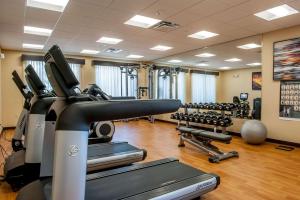 un gimnasio con varias cintas de correr y máquinas cardiovasculares en Hyatt Place Bowling Green en Bowling Green