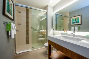 uma casa de banho com um lavatório, um chuveiro e um WC. em Hyatt Place Bowling Green em Bowling Green