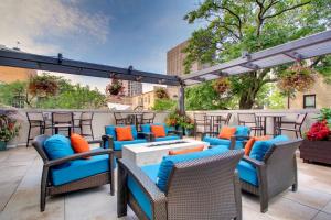 d'une terrasse avec des chaises et une table. dans l'établissement Hyatt House Chicago/Evanston, à Evanston