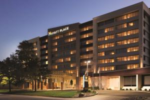 um edifício de hotel com um cartaz que lê Knight Place em Hyatt Place Chicago O'Hare Airport em Rosemont