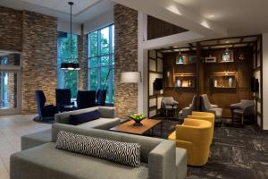 ein Wohnzimmer mit Sofas und Stühlen in der Unterkunft Hyatt Place Biloxi in Biloxi