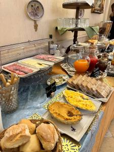 um buffet com muitos tipos diferentes de comida em uma mesa em Ai Savoia B&B - Guest House em Turim