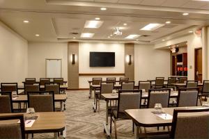una sala de conferencias con mesas, sillas y una pantalla en Hyatt Place Madison/Verona, en Verona