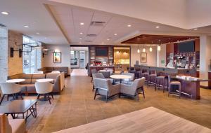 um restaurante com mesas e cadeiras e um bar em Hyatt Place Salt Lake City/Lehi em Lehi