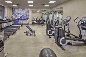 - une salle de sport avec des tapis roulants et des appareils de cardio-training dans l'établissement Hyatt Place State College, à State College