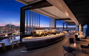 einen Blick auf die Stadt von der Aussichtsplattform eines Gebäudes in der Unterkunft Hyatt Regency Sydney in Sydney