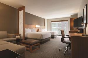 Habitación de hotel con 2 camas y escritorio en Hyatt Place Washington DC/Georgetown/West End, en Washington