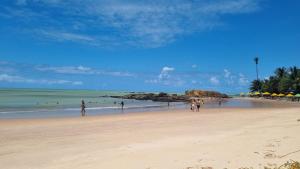 un grupo de personas caminando por la playa en Camping Harmonia, en Conde