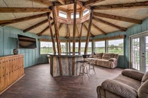 een grote woonkamer met een groot houten plafond bij Heated Pool With View~The Lookout At Bryce Canyon in Del Rio