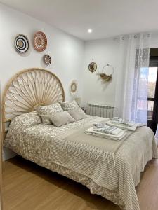 1 dormitorio con 1 cama grande y cabecero de madera grande en Apartamento EL CORDÓN Con garaje, en Zamora
