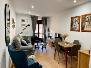 ein Wohnzimmer mit Sofa und Tisch in der Unterkunft VUT El Cordón Con garaje in Zamora