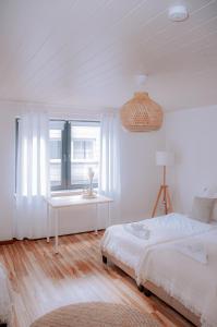 una camera con letto, tavolo e finestra di Motel Kalos a Haiger