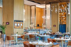 فندق نارسس ذا رويال في الرياض: مطعم فيه طاولات وكراسي في الغرفة