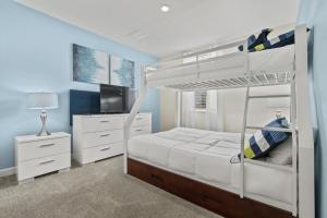 sypialnia z łóżkiem piętrowym i telewizorem w obiekcie Lovely Condos 18 Minutes away from Disney! w mieście Kissimmee