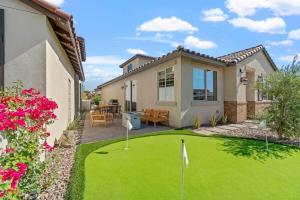 uma casa com um quintal com um putting green em Desert Bliss by VARE Putting Green Pool Spa em La Quinta