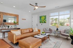 uma sala de estar com um sofá e uma mesa em Desert Bliss by VARE Putting Green Pool Spa em La Quinta