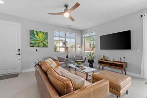 uma sala de estar com um sofá e uma televisão de ecrã plano em Desert Bliss by VARE Putting Green Pool Spa em La Quinta
