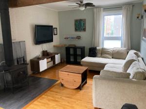 TV/trung tâm giải trí tại Owl House - Hot Tub with rooftop terrasse +19 ảnh