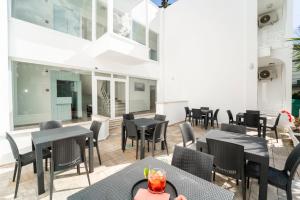 een patio met tafels en stoelen en een gebouw bij Kemer Royal Beach Hotel in Kemer