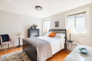 - une chambre avec un grand lit et une fenêtre dans l'établissement Secret Garden Stay - Perfect SF Location, à San Francisco