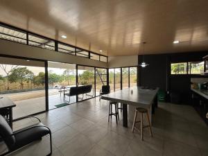 un comedor con mesa y sillas en una casa en Cabaña La Chavela 