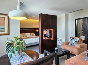 a living room with a couch and a bed at Hotel Perla Spondylus in Manta