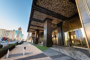 ein Gebäude mit einer Fassade voller Lichter in der Unterkunft Narcissus The Royal Hotel in Riad
