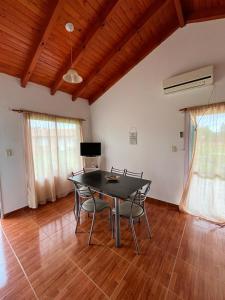 ein Esszimmer mit einem schwarzen Tisch und Stühlen in der Unterkunft Hotel Aimara in Mina Clavero