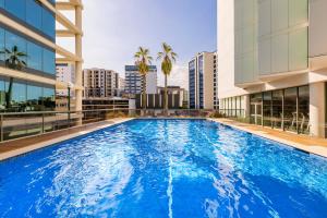una gran piscina en medio de un edificio en Amora Hotel Brisbane en Brisbane