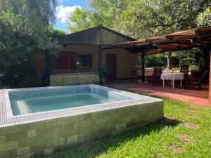 een zwembad in de tuin van een huis bij Anita Haus Casa de fin de semana in Garupá