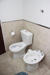 een badkamer met een toilet en een wastafel bij Alojamiento en Chajarí in Chajarí