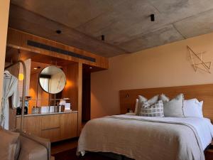 Postel nebo postele na pokoji v ubytování Hotel Marvell Byron Bay