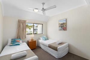 1 dormitorio con 2 camas y ventana en Nautilus Noosa Holiday Resort en Noosaville