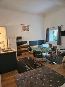 uma sala de estar com uma mesa e uma cozinha em Danube Bridge Apartments em Budapeste