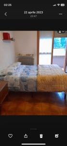 een slaapkamer met een bed in een kamer bij Bazzini House in Carnate