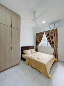una camera con un grande letto e una finestra di Az Homestay @ Residensi Adelia 2 a Kajang