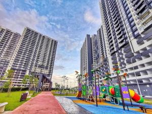 um parque infantil numa cidade com edifícios altos em Az Homestay @ Residensi Adelia 2 em Kajang