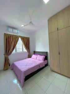 um quarto com uma cama rosa e uma grande janela em Az Homestay @ Residensi Adelia 2 em Kajang