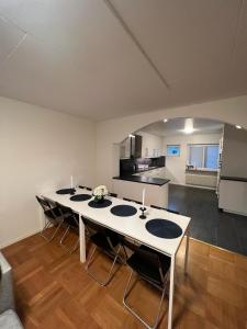 a kitchen with a table and chairs in a room at Noah Longstay Stratosfärgatan 15 in Gothenburg
