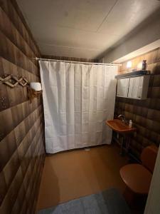 a bathroom with a white shower curtain and a sink at Noah Longstay Stratosfärgatan 15 in Gothenburg