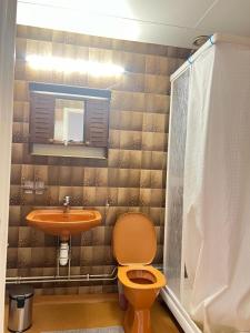 uma casa de banho com um WC e um lavatório em Noah Longstay Stratosfärgatan 15 em Gotemburgo